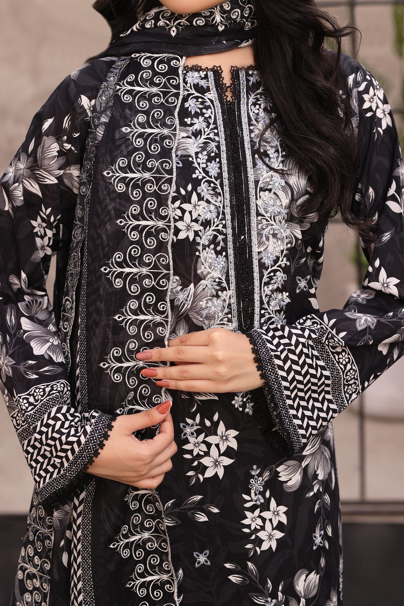 Surmai Onyx, Embroidered Lawn 3 Piece