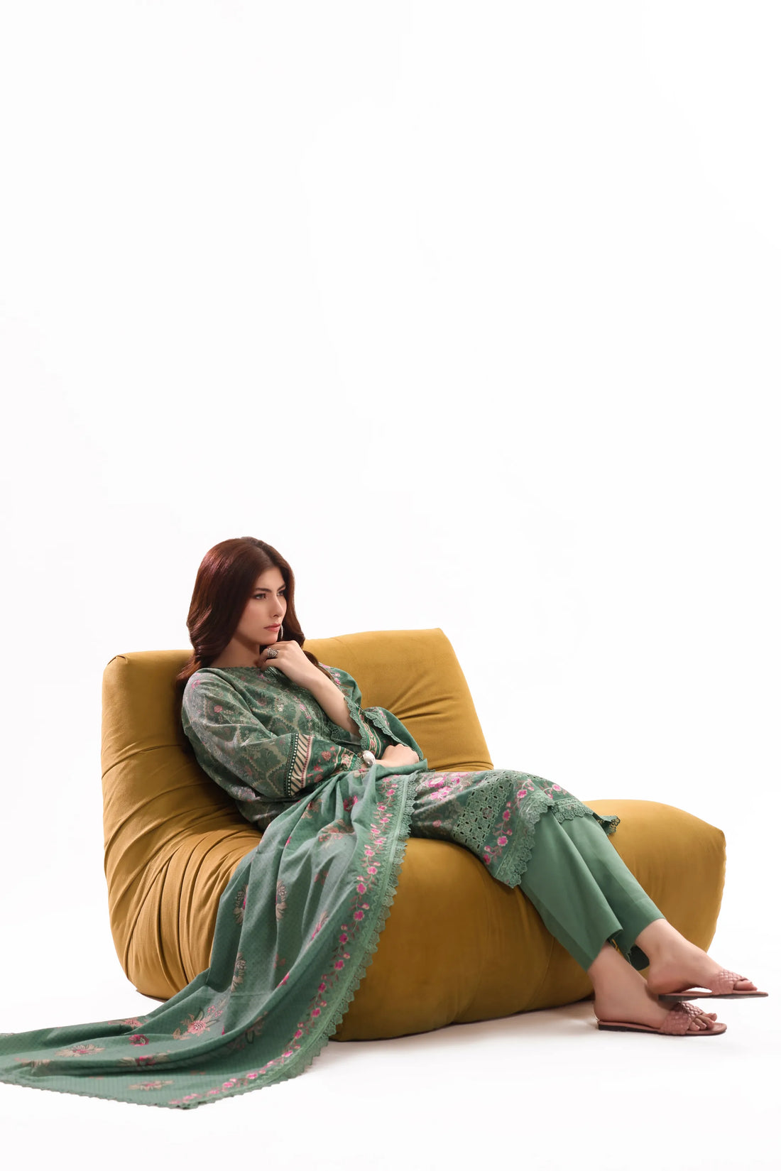 Kaari Zumurrud, Khaddar Embroidered 3 Piece