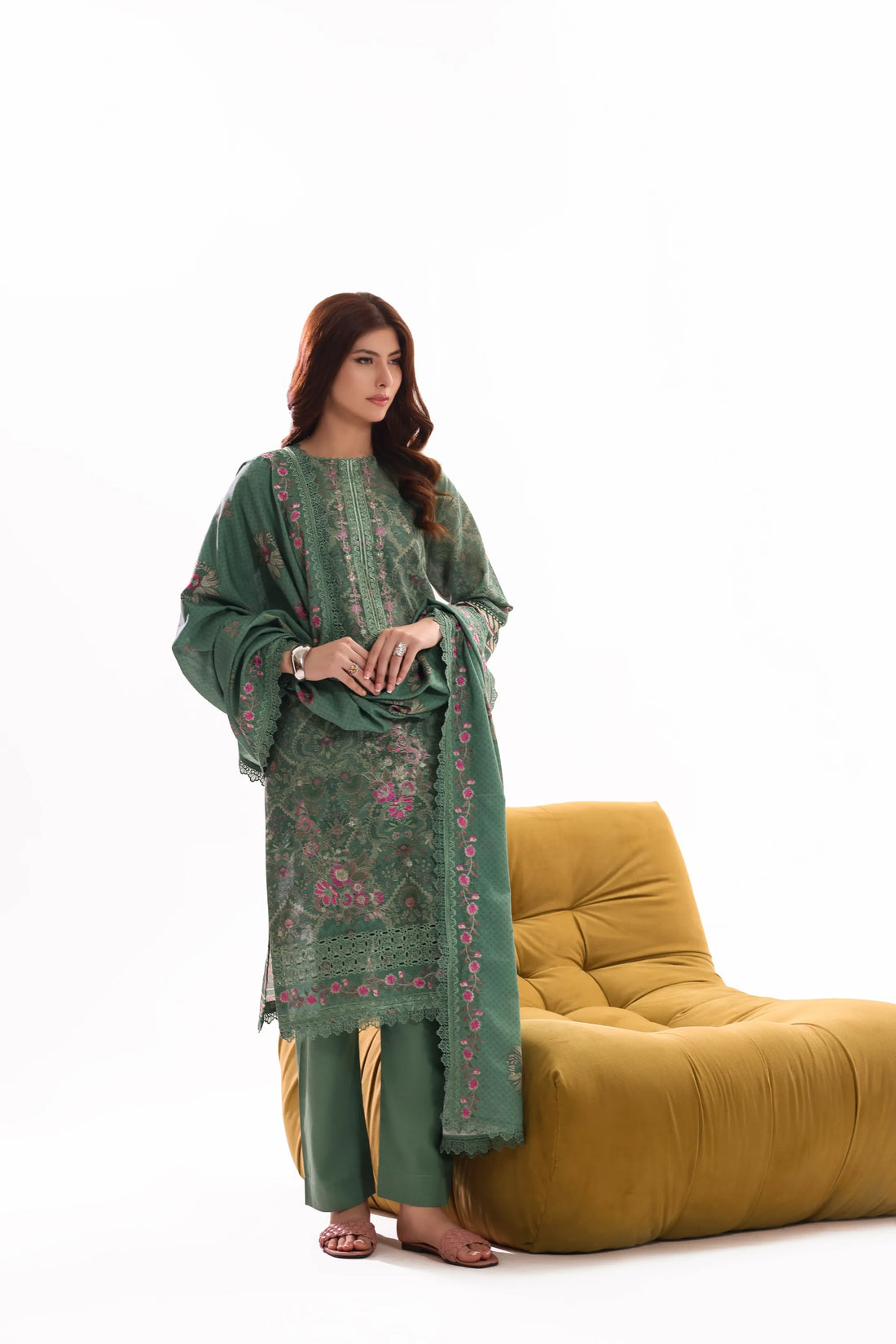 Kaari Zumurrud, Khaddar Embroidered 3 Piece