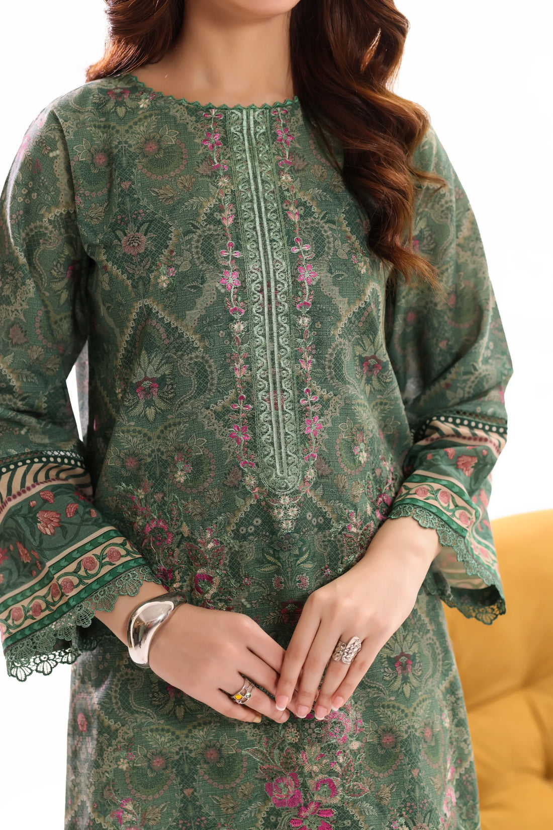 Kaari Zumurrud, Khaddar Embroidered 3 Piece