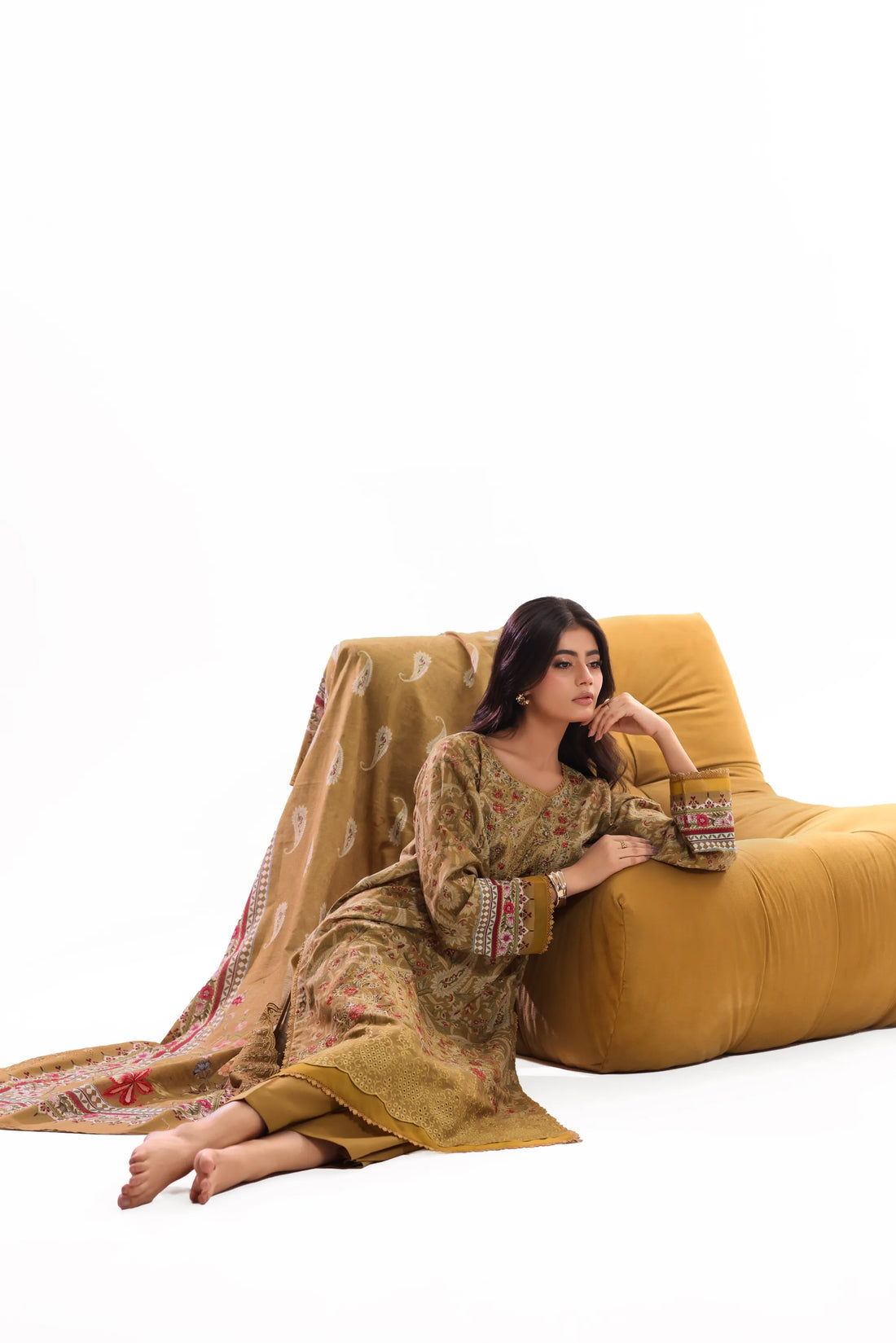 Kaari Zeytoon, Khaddar Embroidered 3 Piece
