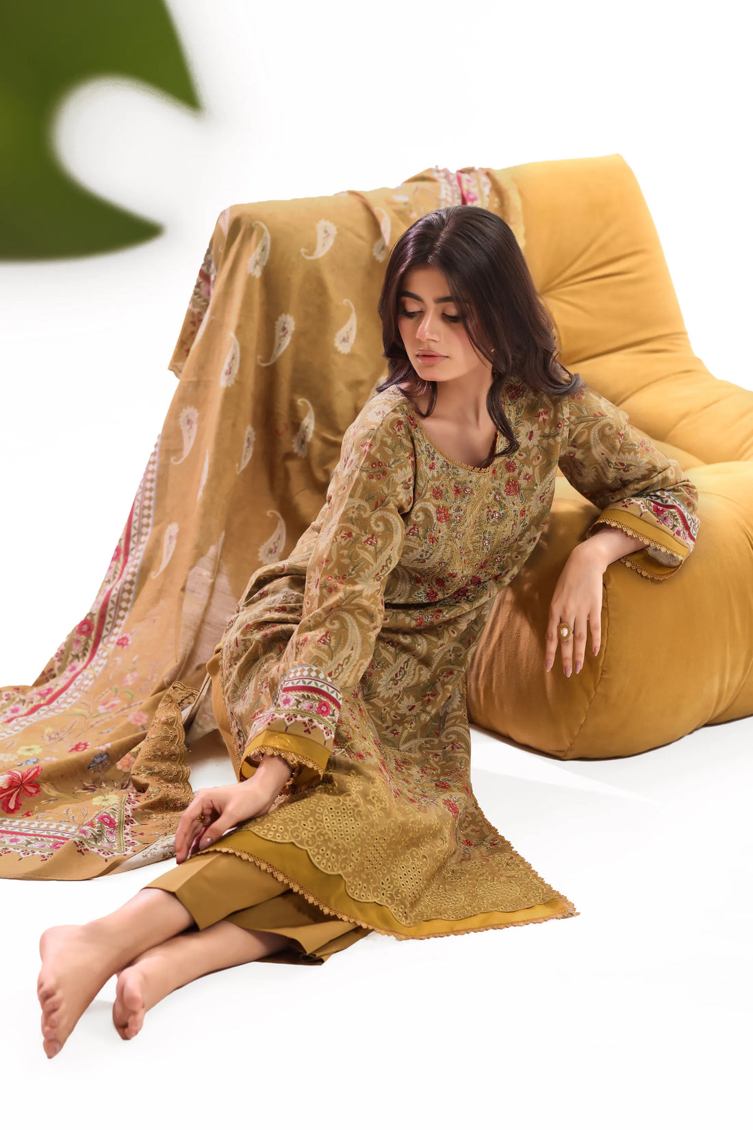 Kaari Zeytoon, Khaddar Embroidered 3 Piece