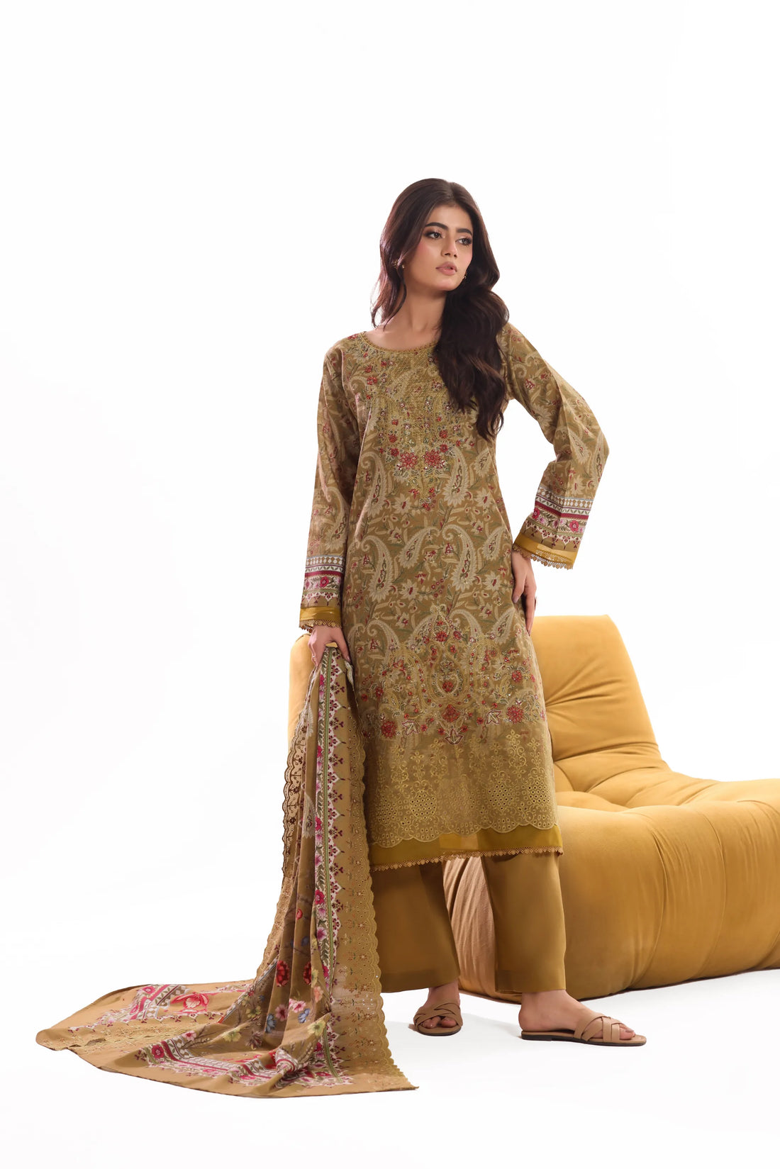 Kaari Zeytoon, Khaddar Embroidered 3 Piece