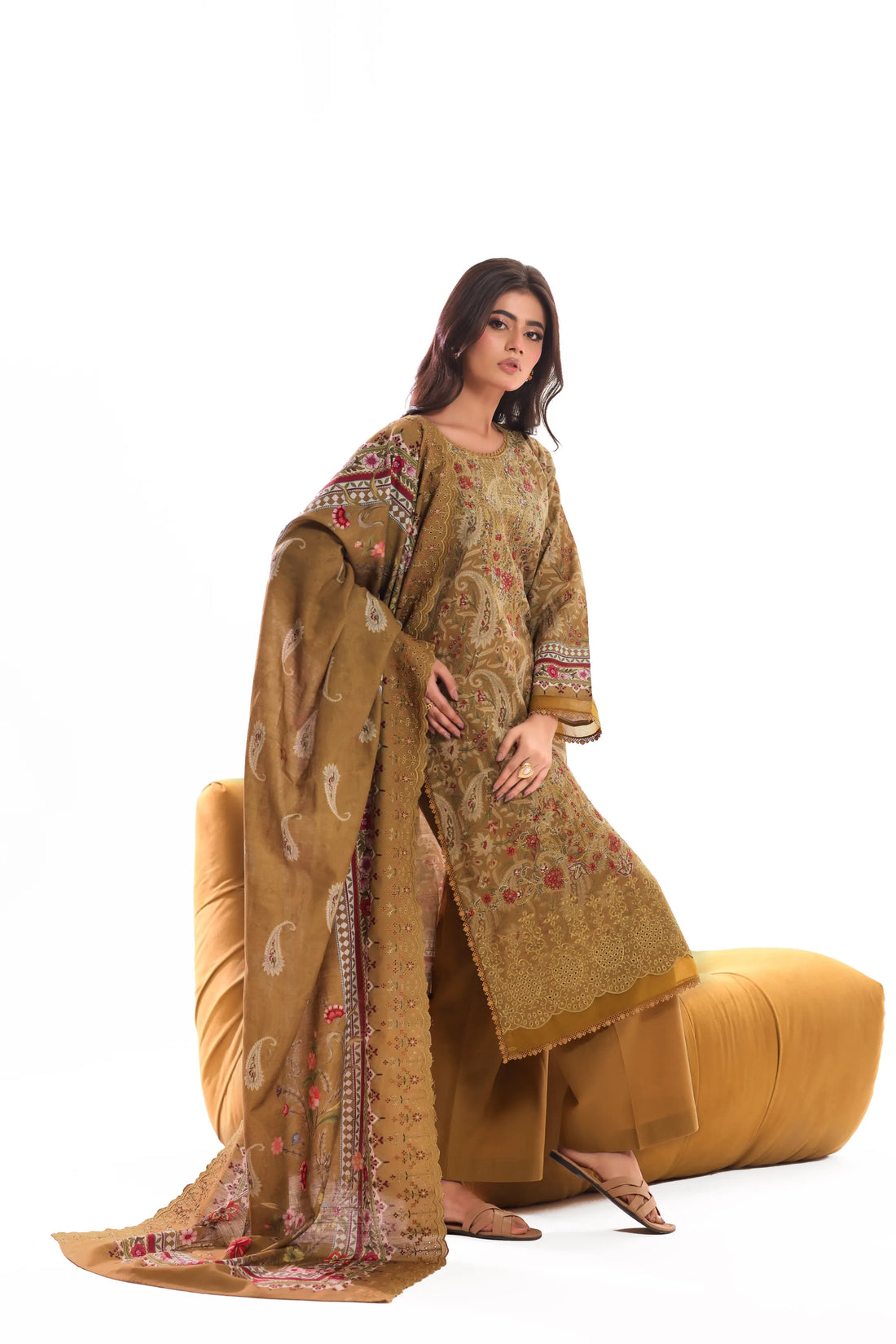 Kaari Zeytoon, Khaddar Embroidered 3 Piece