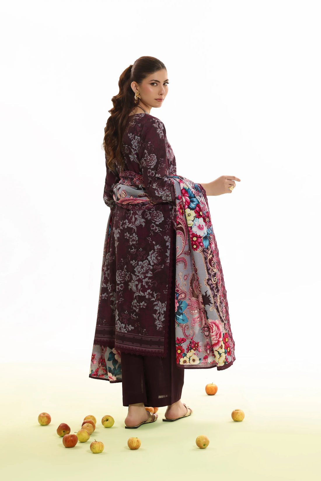 Kaari Angoor, Khaddar Embroidered 3 Piece