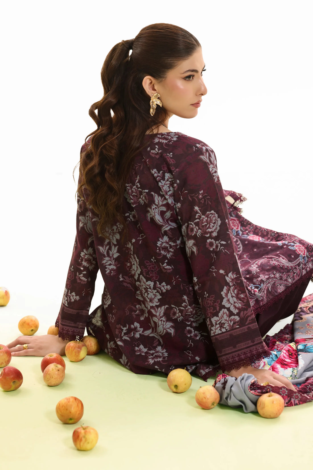 Kaari Angoor, Khaddar Embroidered 3 Piece